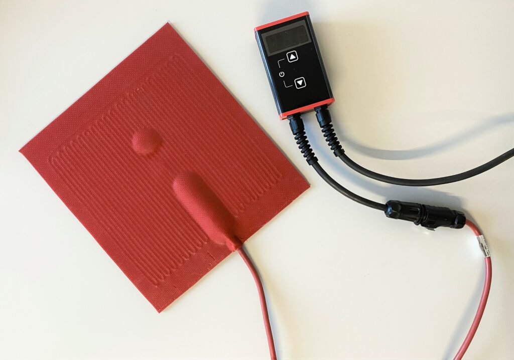 Das Bild zeigt den RedMini mit einer angeschlossenen Heizmatte aus Silikon.